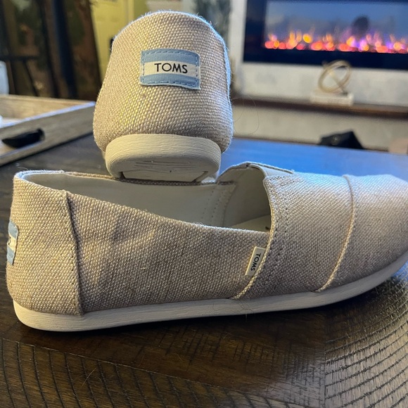 Brand new TOMS, Womens size 9. - Picture 3 of 6